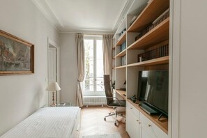 2 bedrooms, desk, iron/ironing board, travel cot - French elegance by the banks of La Seine-A luxury St Germain home- Musee D'Orsay (Paris)