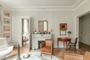 TV - French elegance by the banks of La Seine-A luxury St Germain home- Musee D'Orsay (Paris)