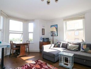 Living area - Fairhazel Apartment, Hastings (Hastings)
