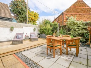 Outdoor dining - Joy's Cottage, Snettisham (King's Lynn)