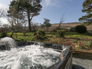 Outdoor spa tub - White Haywood Farmhouse, Craswall (Craswall)