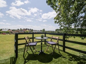 Outdoor dining - Shepherd's Hut, Congresbury (Bristol)
