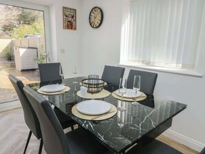 Dining - Hen Siop, Niwbwrch (newborough) (Llanfairpwllgwyngyll)