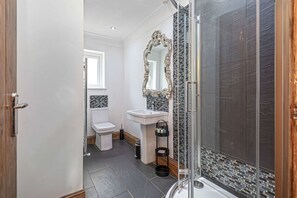 Shower - Cilfan: A Quaint Retreat in Llanrwst (Llanrwst)