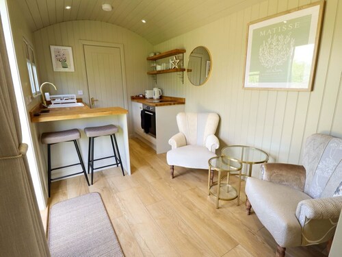 Charming Snowdrop Cottage in Waltham