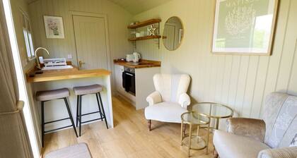 Charming Snowdrop Cottage in Waltham