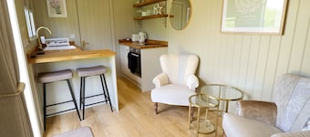 Charming Snowdrop Cottage in Waltham