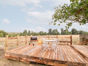 Outdoor dining - Battel Hall Cottage, Harrietsham (Maidstone)