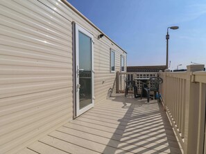 Outdoor dining - Golden Sands Kinmel Bay Retreat (Rhyl)