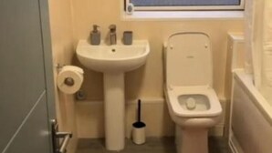 Un baño pequeño con inodoro, lavabo y ventana.