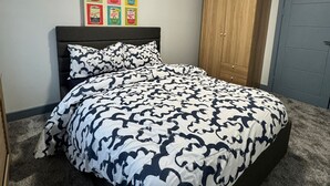 Un dormitorio con cama, armario y puerta.