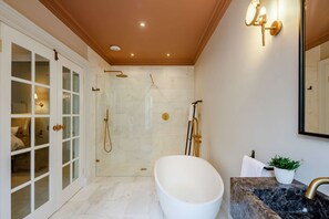 Shower - Burnhervie House in Inverurie. (Inverurie)