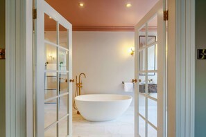 Shower - Burnhervie House in Inverurie. (Inverurie)