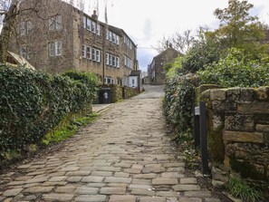 Property grounds - Geraldene, Holmfirth (Holmfirth)