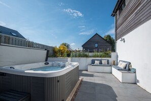 Terrace/patio - Sea Haze Retreat in Tenby (Tenby)