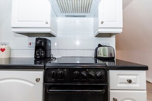 Private kitchen - Valley Lodge 3, St Ann's Chapel, Cornwall (Callington)