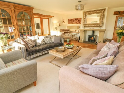 FLATT HOUSE BARN, hot tub, games room, Malham