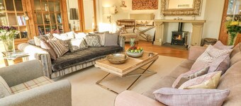 FLATT HOUSE BARN, hot tub, games room, Malham