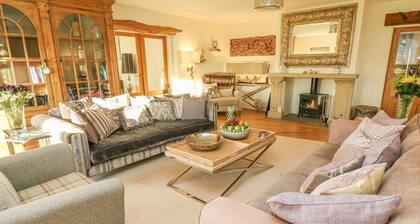 FLATT HOUSE BARN, hot tub, games room, Malham