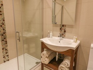 Shower - FLATT HOUSE BARN, hot tub, games room, Malham (Skipton)