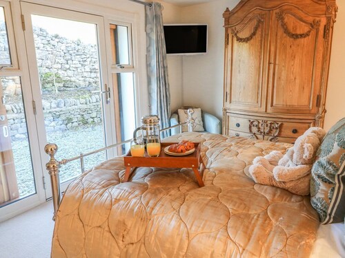 FLATT HOUSE BARN, hot tub, games room, Malham
