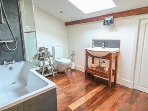 Shower - FLATT HOUSE BARN, hot tub, games room, Malham (Skipton)