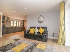 Living area - Bumble Bee Retreat Tytherleigh (Axminster)