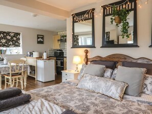 Room - Pond View at Yeabridge Farm, Mosterton (Beaminster)