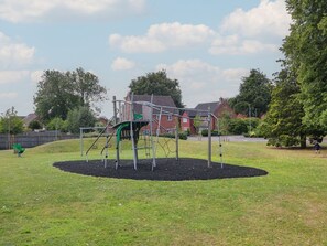 Children’s area - 7 Yarnfield Parkway, Stone (Stone)