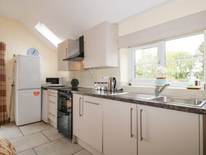 Dishwasher, high chair - Millstone Cottages - Millstone Cottage, Westbury (Shrewsbury)