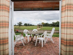 Outdoor dining - Millstone Cottages - Millstone Cottage, Westbury (Shrewsbury)