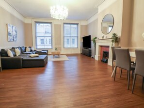 Living area - Central Vista Retreat, Chester (Chester)