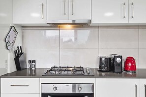 Fridge, microwave, oven, stovetop - Comfortable 2 Bed Stay with Parking (Footscray)