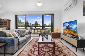TV - Comfortable 2 Bed Stay with Parking (Footscray)