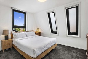 Iron/ironing board, WiFi, bed sheets - Comfortable 2 Bed Stay with Parking (Footscray)
