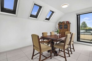 Dining - Comfortable 2 Bed Stay with Parking (Footscray)