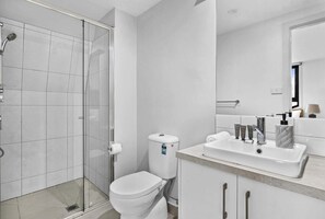 Shower, hair dryer, towels, shampoo - Comfortable 2 Bed Stay with Parking (Footscray)