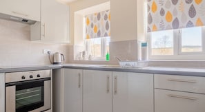 Private kitchen - Derwentwater: Cozy Pet-Friendly Escape in Sawrey (Ambleside)