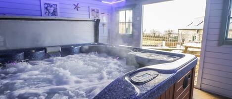 Indoor spa tub