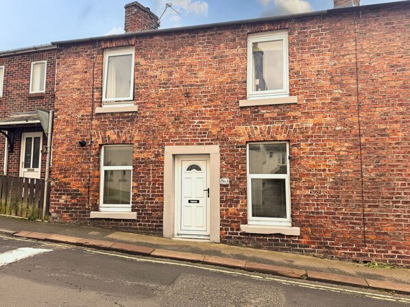 Exterior - 1 Eden Cottages in Corby Hill. (Carlisle)
