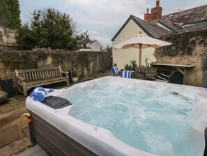 Outdoor spa tub - Blacksmiths Cottage, Pembroke (Pembroke)