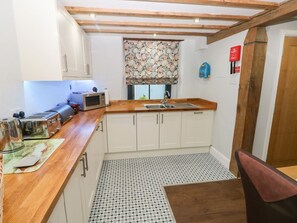 Private kitchen - Blacksmiths Cottage, Pembroke (Pembroke)