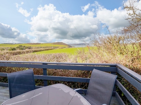 Outdoor dining. Little Trevorrick Caravan, St Issey