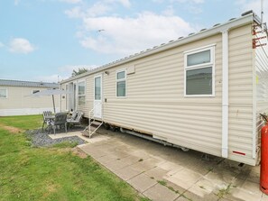 Exterior - Charming Bluebird Retreat in Jaywick (Clacton-on-Sea)