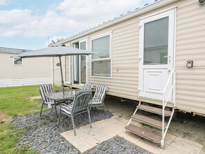 Outdoor dining - Charming Bluebird Retreat in Jaywick (Clacton-on-Sea)