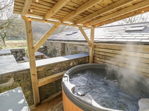 Outdoor spa tub - Owl Cottage, Abersoch (Pwllheli)