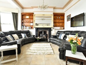 Living area - Wavecrest: Coastal Retreat in Pwllheli (Pwllheli)