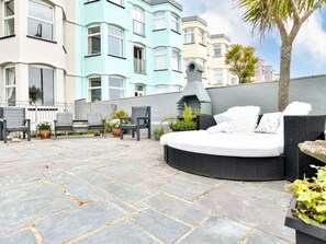 Terrace/patio - Wavecrest: Coastal Retreat in Pwllheli (Pwllheli)