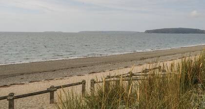 Wavecrest: Coastal Retreat in Pwllheli