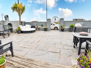 Outdoor dining - Wavecrest: Coastal Retreat in Pwllheli (Pwllheli)